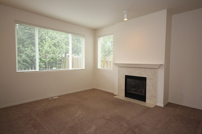 Building Photo - Clean Maple Valley Home!