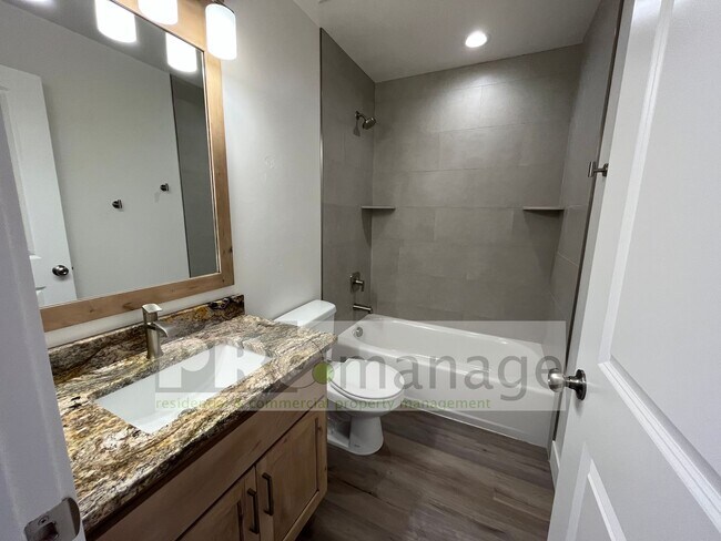 Foto del edificio - Brand New 3 Bed / 2 Bath Townhouse with 2-...