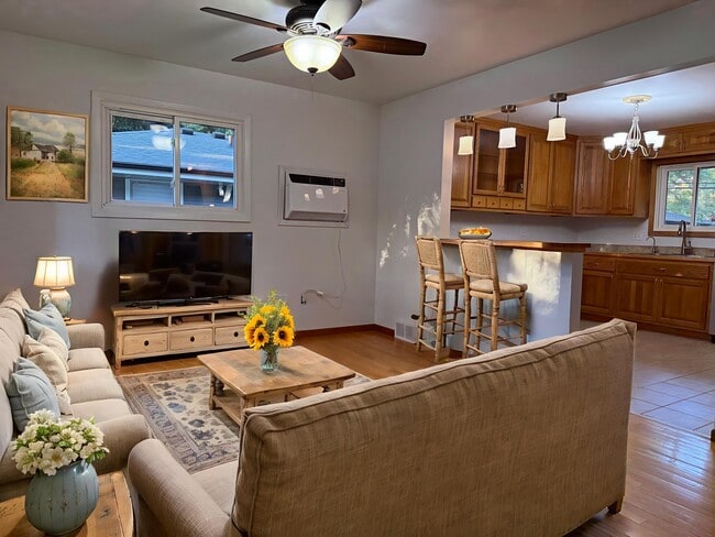 Building Photo - 413 N Rosa Rd