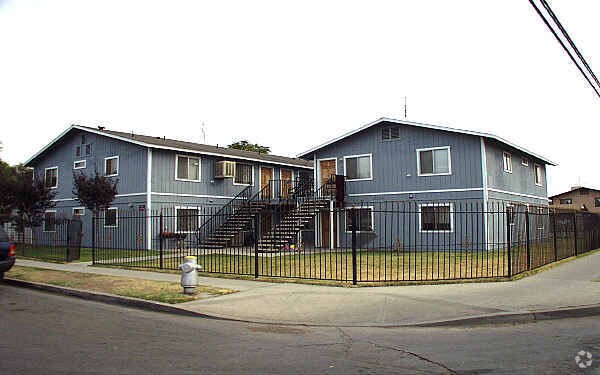 Building Photo - 4604 E Lowe Ave
