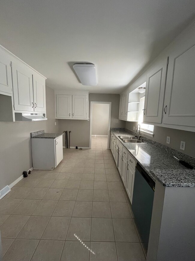 Building Photo - Updated great 3 bedroom house off Carver S...