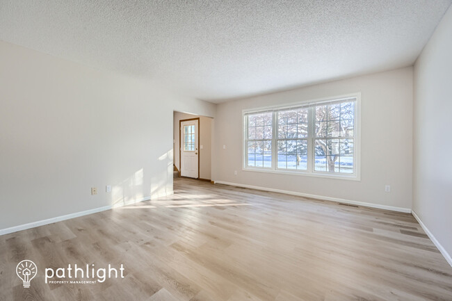 Foto del edificio - 2407 Mailand Road E, Maplewood, MN, 55119