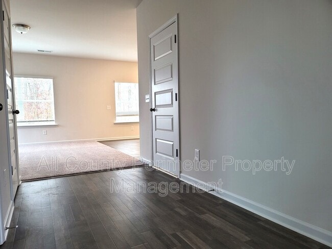 Building Photo - 25 Rambling Oaks Dr NE