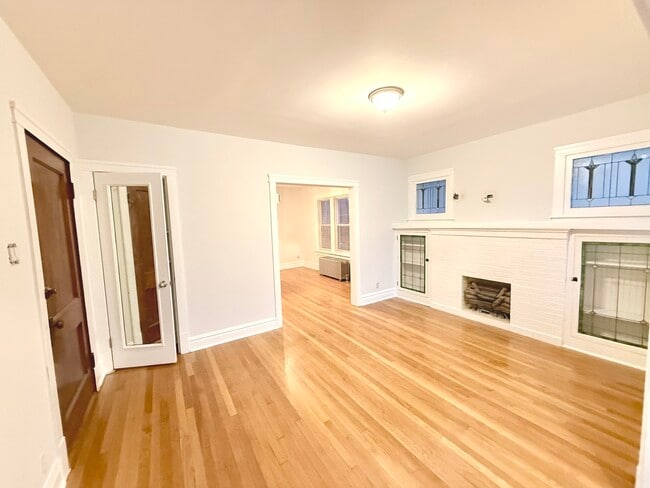 Building Photo - 4819 W Addison St