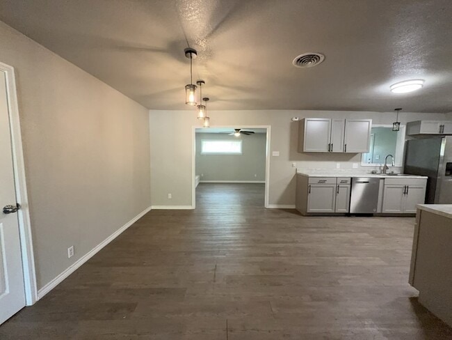 Building Photo - 3316 Shorewood Dr