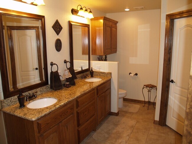 Foto del edificio - 3705 Springwood Dr
