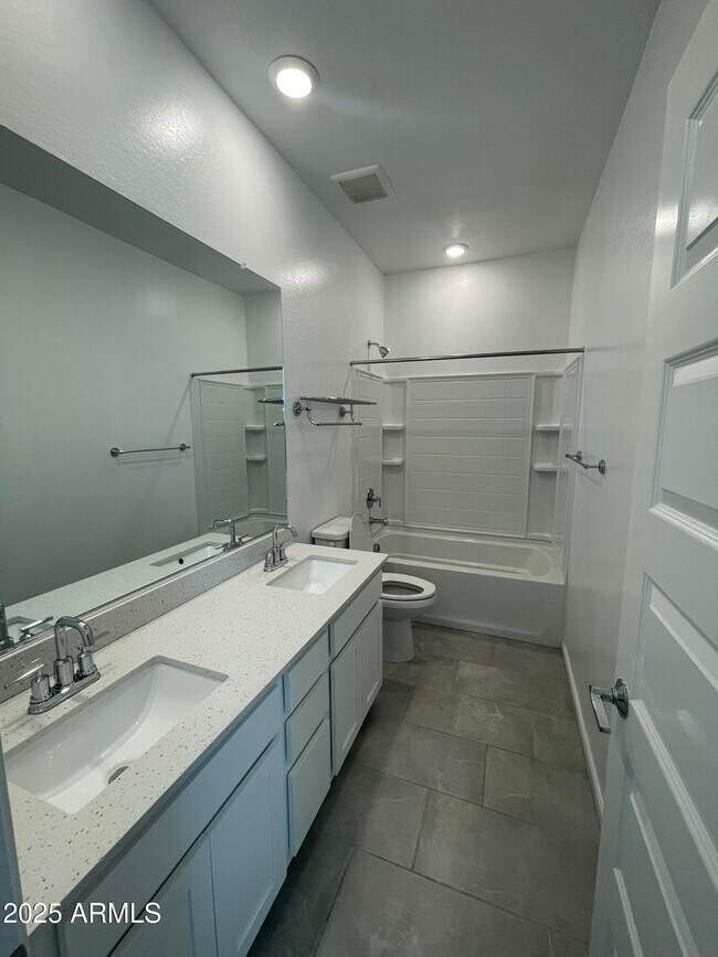 Foto del edificio - 38 S 197th Ln