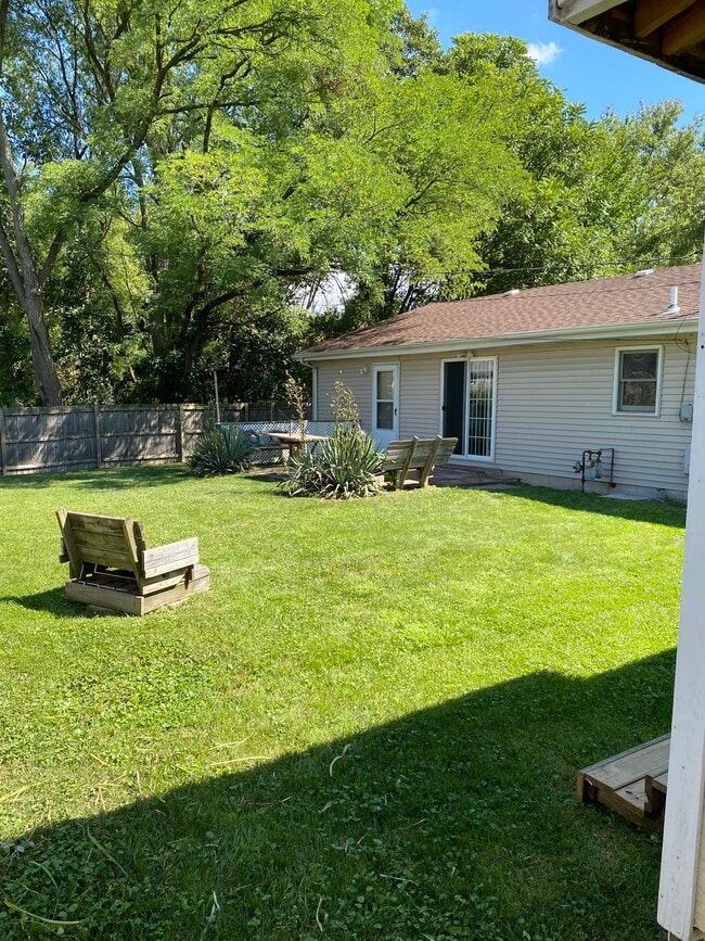 Building Photo - 718 N State Rd 149