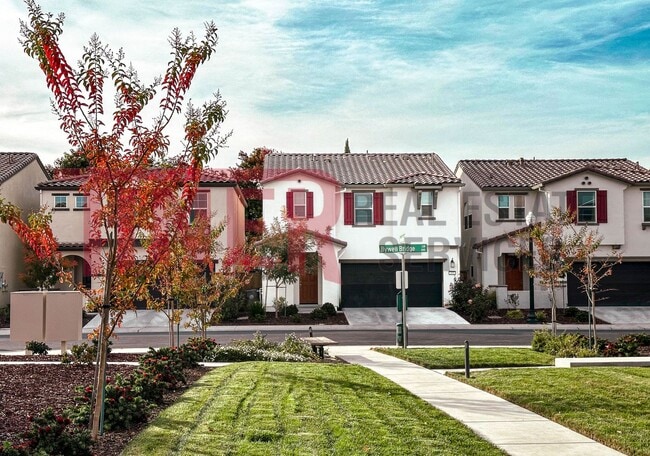 Building Photo - Charming and Modern Home in Gated Community!