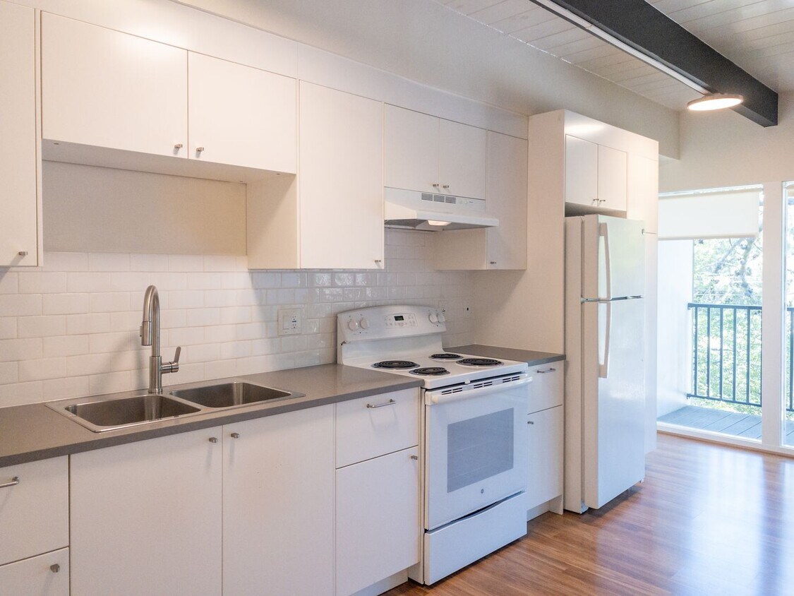 Tranquil and Remodeled 2BR/1BA Updated Uni... - Tranquil and Remodeled 2BR/1BA Updated Uni...