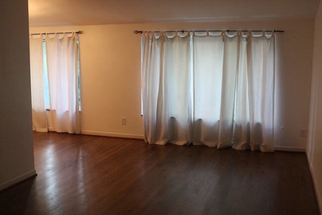 Sala de estar - 323 N Eton St