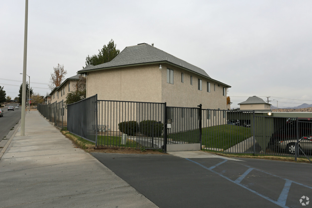 Foto del edificio - Desert Village Senior Apartments