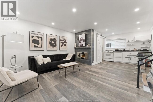 Building Photo - 432 Cabana Road W