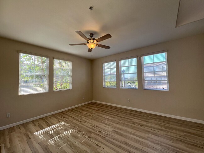 Building Photo - Two Bedroom Town-home in Aurora Community!!