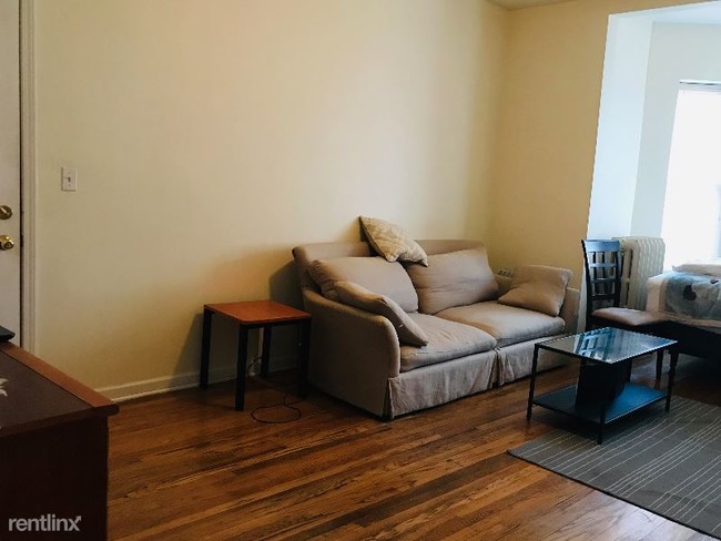 Building Photo - Studio, 1 bath Apartment - 431 E Oakwood Blvd