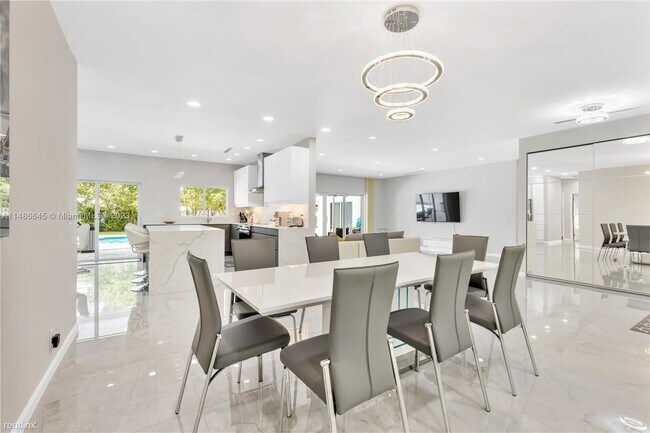 Foto del edificio - 6 br, 4 bath House - 1611 SW 54th Ter