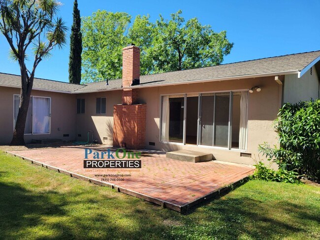 Building Photo - Spacious single level Woodlands home.