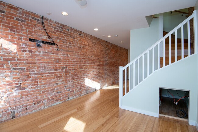 Building Photo - 1009 1/2 Lamont St NW-