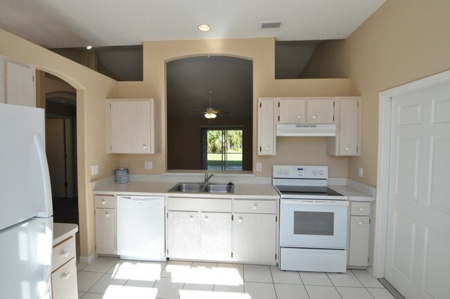 Building Photo - "Charming 3-Bed, 2-Bath Retreat in Palm Co...