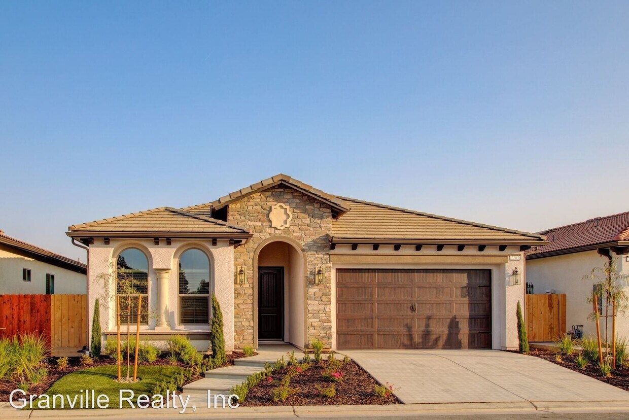 4 br, 2.5 bath House 2703 Vermont Ave House for Rent in Clovis, CA