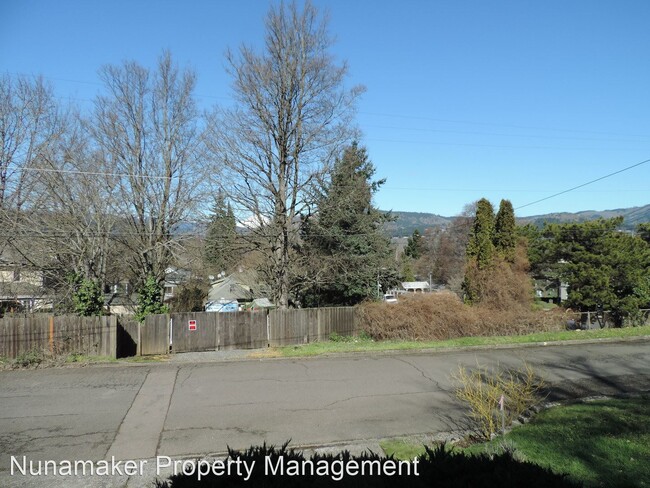 Building Photo - 2 br, 1 bath Apartment - 1107 Montello Ave.