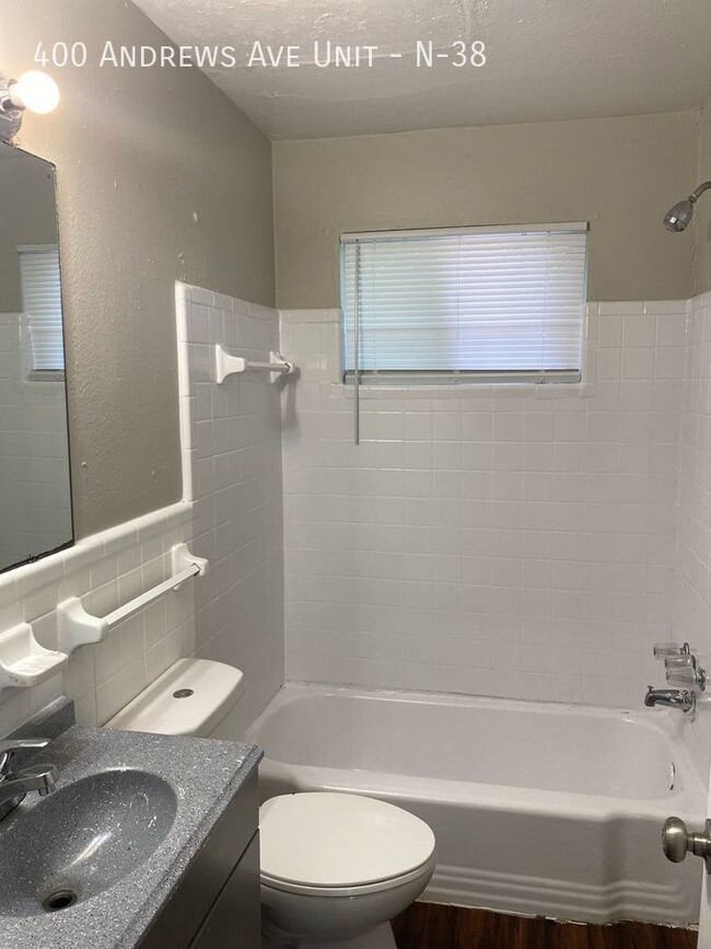 Building Photo - Ask about move in specials