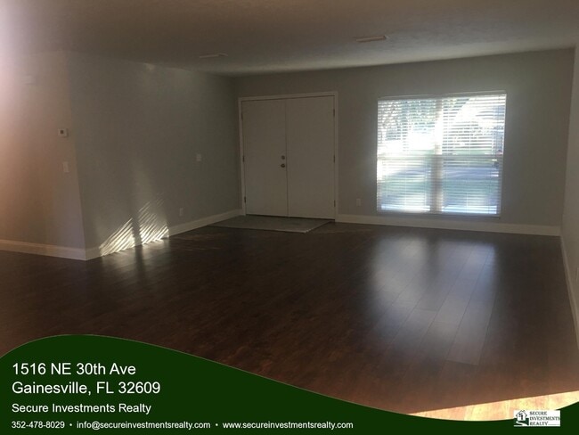 Building Photo - Recently renovated home in great neighborhood close to schools, parks, and shopping