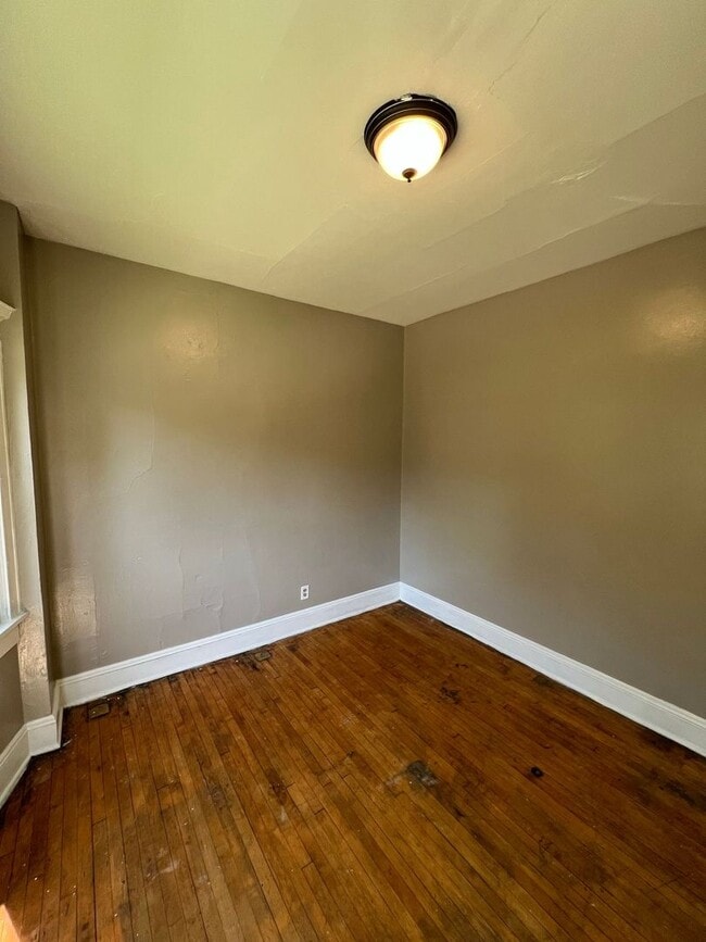 Building Photo - 502-504 N 32nd St. (4 Unit) (ACE PROPERTY)