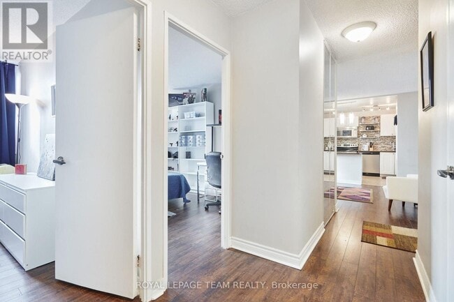 Photo du bâtiment - 2000 Jasmine Crescent