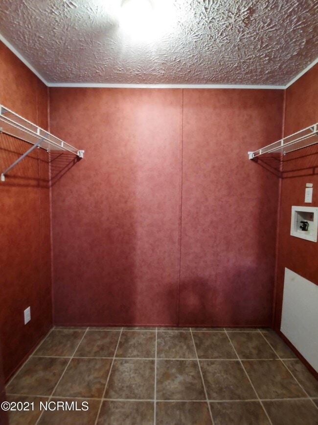 Building Photo - 9 Windsor Dr