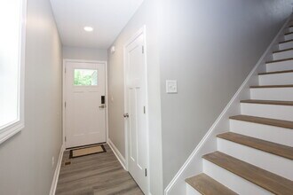 Building Photo - 704 Pinecrest St
