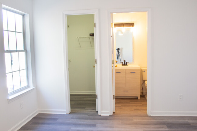 Bedroom 1 closet bath - 6086 Chupp Way Ln