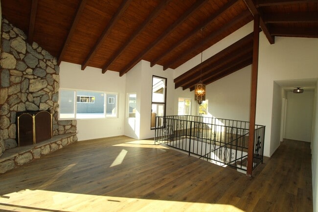 Building Photo - Oxnard Shores Beach Home- Walk To The Sand!
