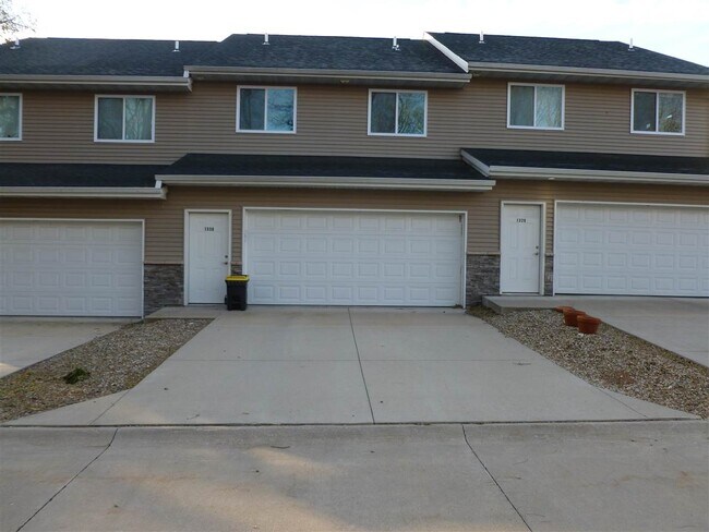 Foto del edificio - 1330 N Dodge St Ct