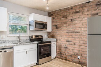 Building Photo - 721 Reinhard Ave