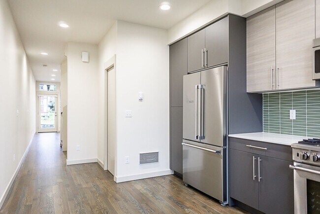 Building Photo - 3bd/2.5ba Seattle Townhome