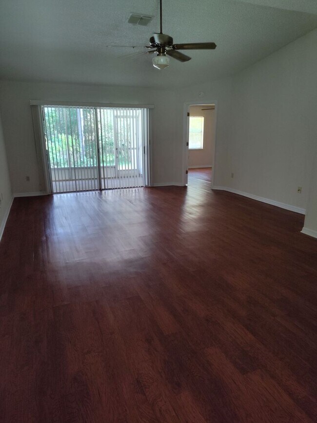Building Photo - 3 BEDROOM 2 BATH NEW LAMINATE FLOORS