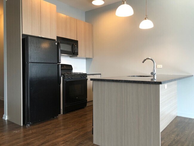 Building Photo - 2500 N Clybourn Ave