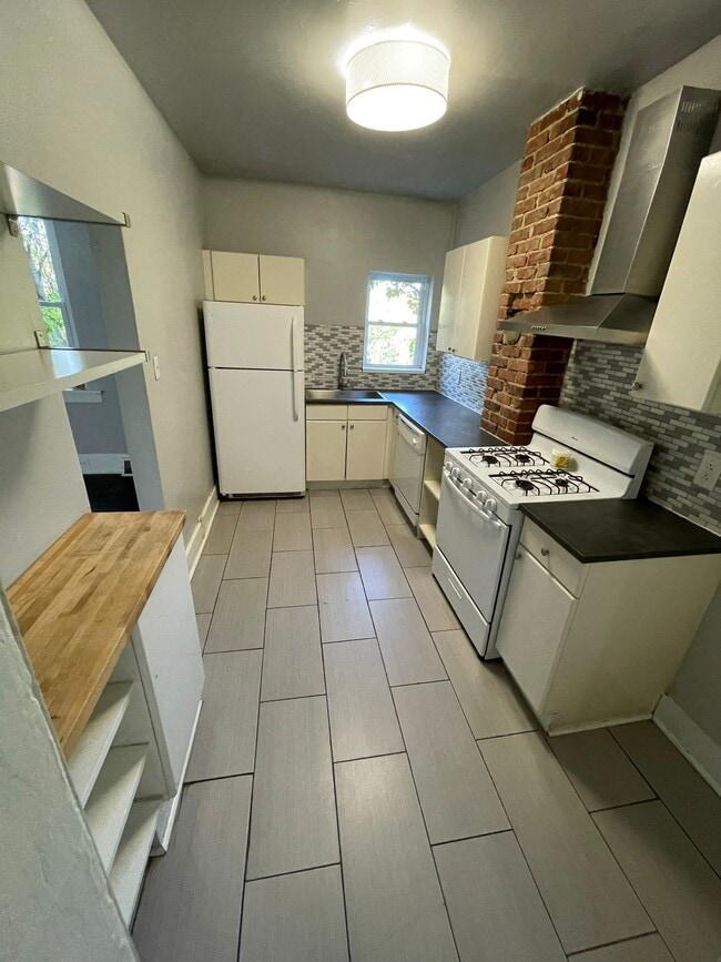 Photo - 1528 Methyl St House