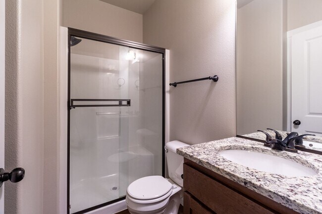 Foto del edificio - Beautiful 4 Bed 3 Townhome with 1 Car Gara...