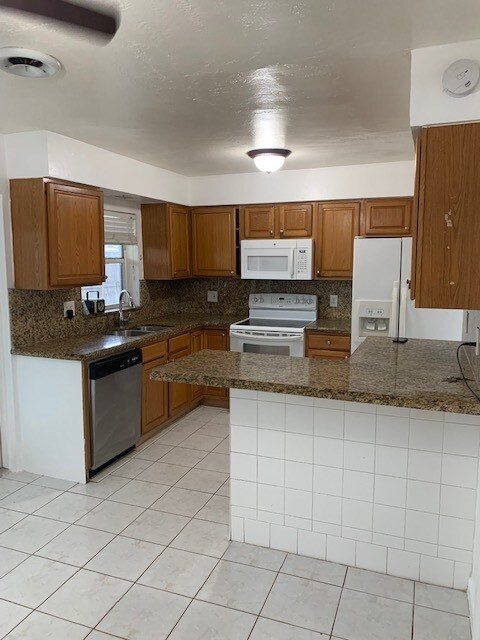 Kitchen - 901 N 46th Ave