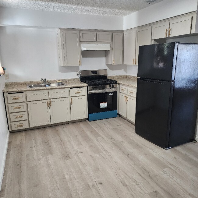 Foto del edificio - 2458 S Backer Ave