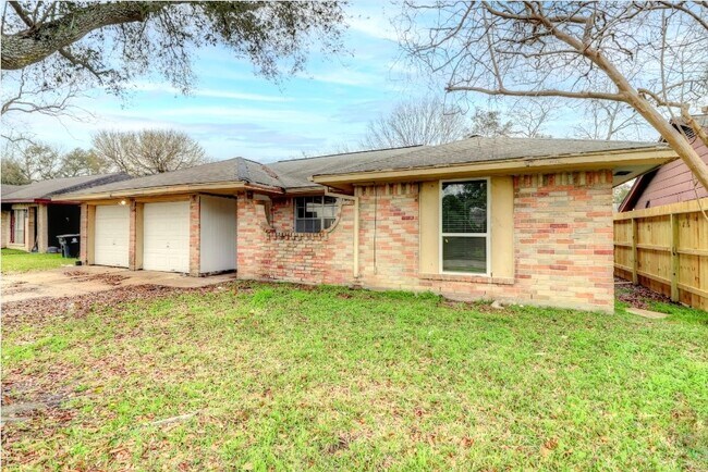 Foto del edificio - 7206 Yellow Pine Dr