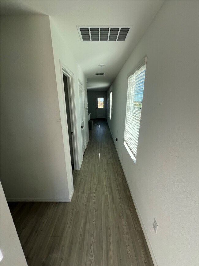 Foto del edificio - 520 Commander Abbott Dr