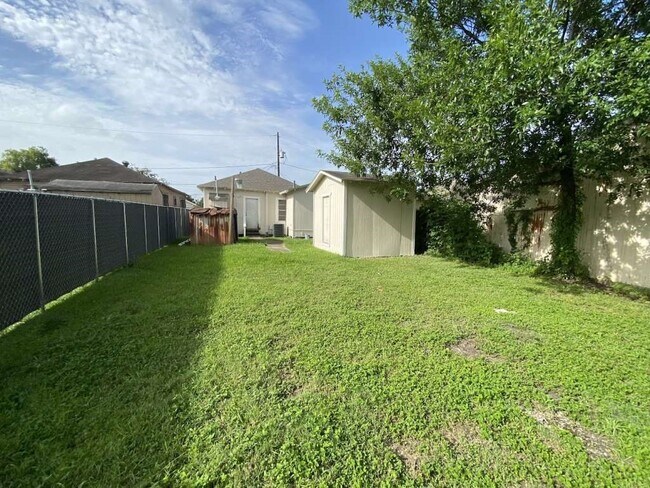 Foto del edificio - 8213 E Erath St