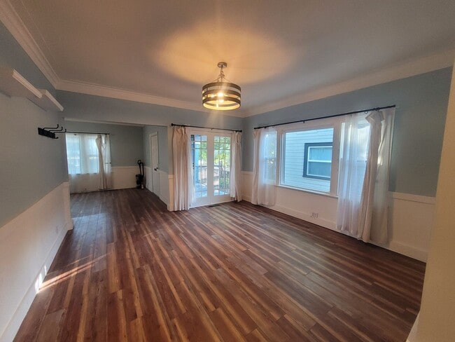 Building Photo - Updated 2 bedroom, 1 bathroom.