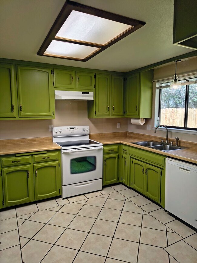 Building Photo - 4 Bedroom Happy Valley Home!