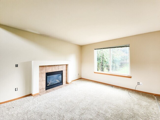 Building Photo - 3 Bedroom Home - Large Yard