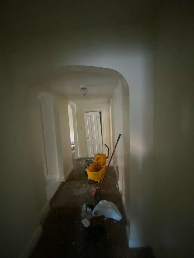 Building Photo - 2nd fooor walk-up duplex in historic house...