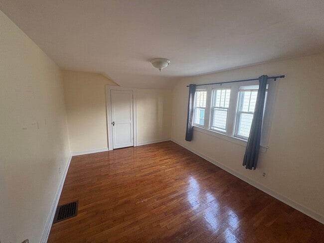 Building Photo - 1027 Benjamin Ave SE